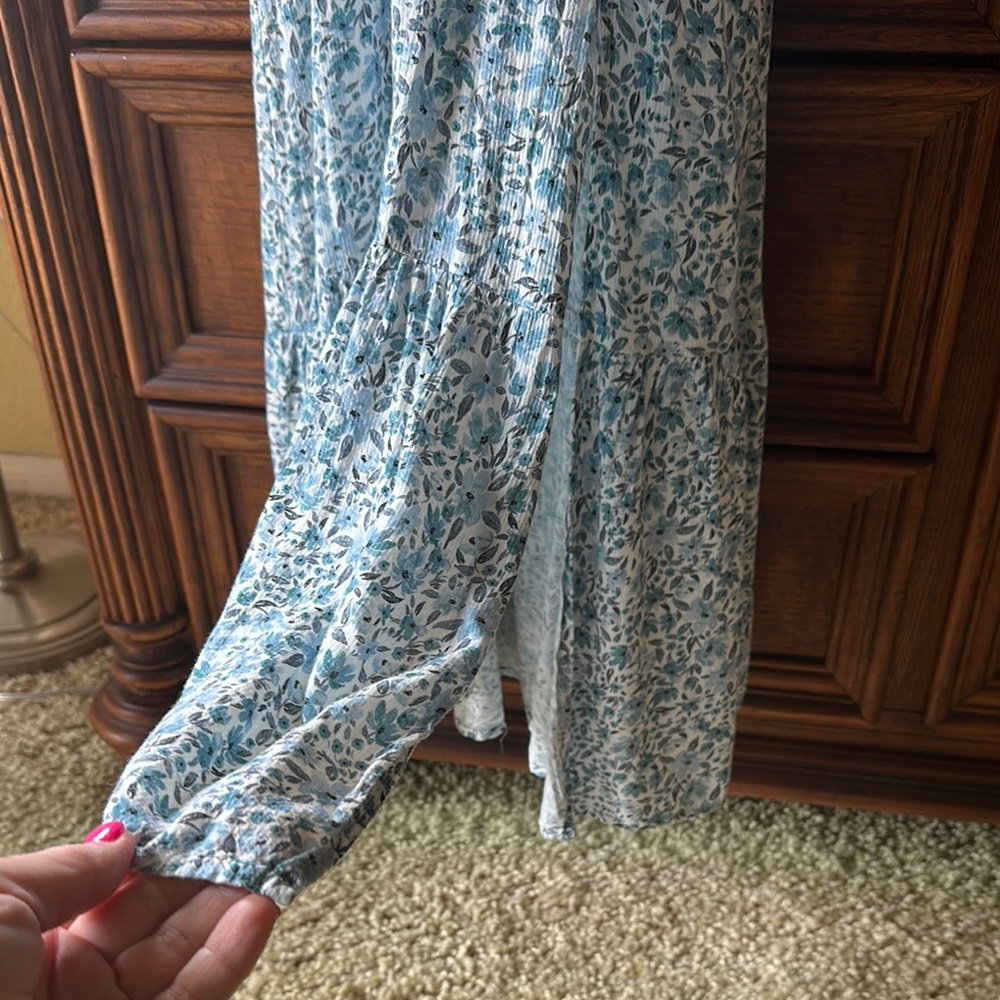 STILLWATER Chic Blue and White Floral Midi Dress with Plunging Neckline - Picture 9 of 12